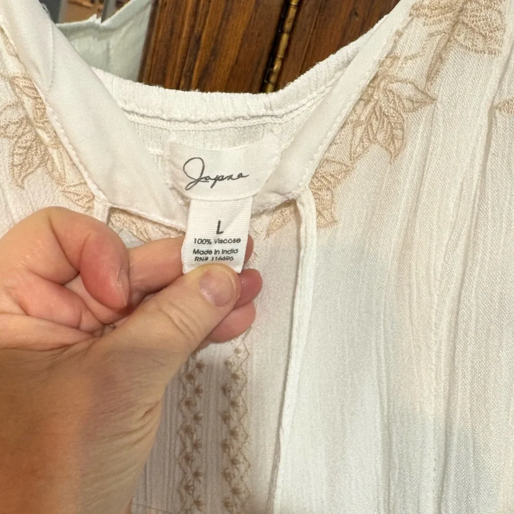 Maxi dress cream color with pretty embroidery lined. Size large - Picture 4 of 6